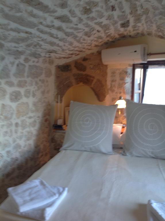 Villa Amalia Chalki Town Luaran gambar